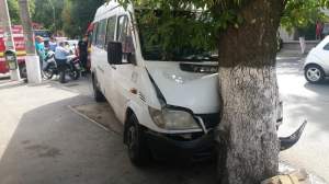 FOTO / Accident violent în Bucureşti! Un microbuz cu pasageri a intrat frontal într-un copac