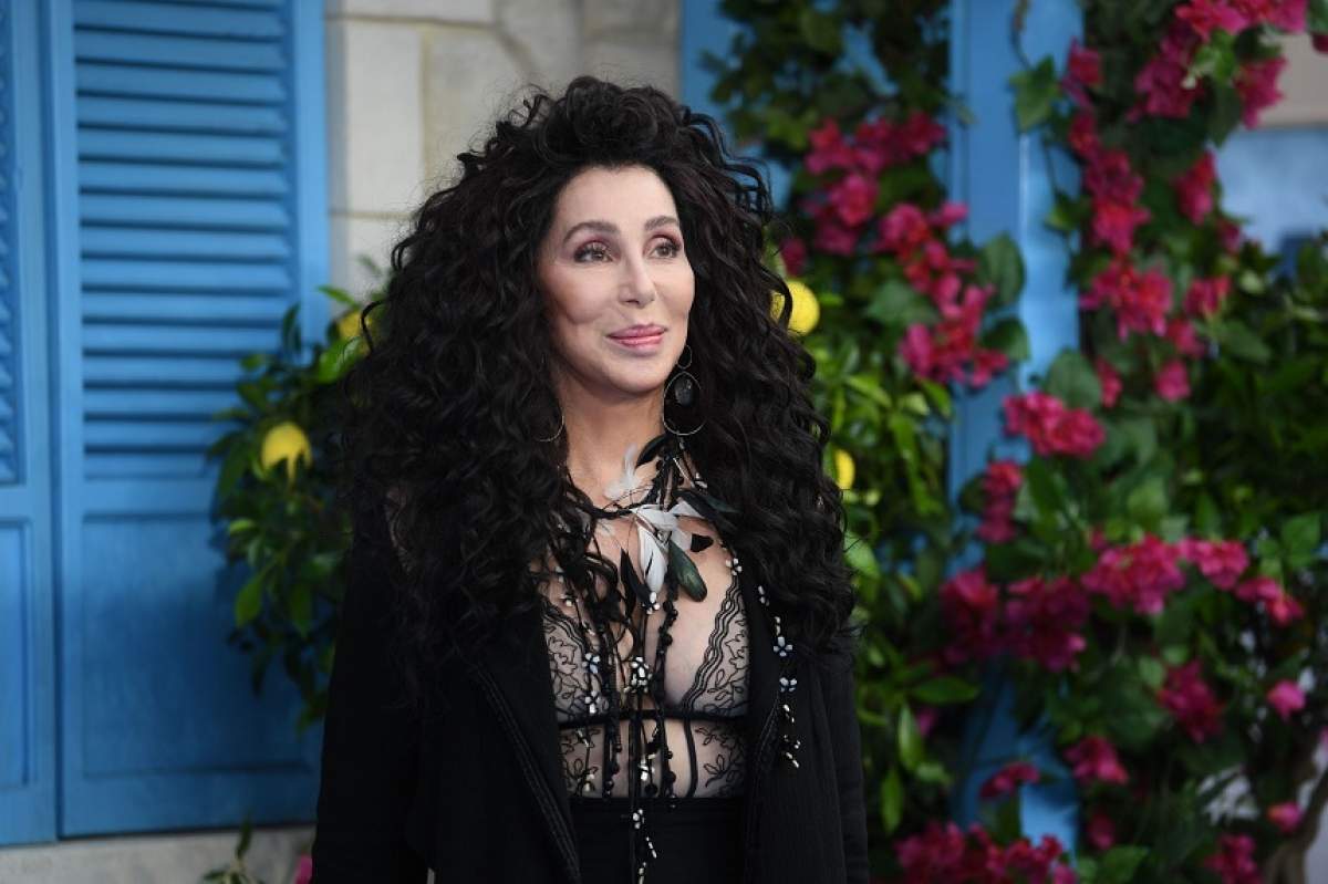 FOTO / După ce a fost la un pas de moarte, Cher și-a revenit spectaculos și a strălucit la o premieră de film. Cum arată la 72 de ani