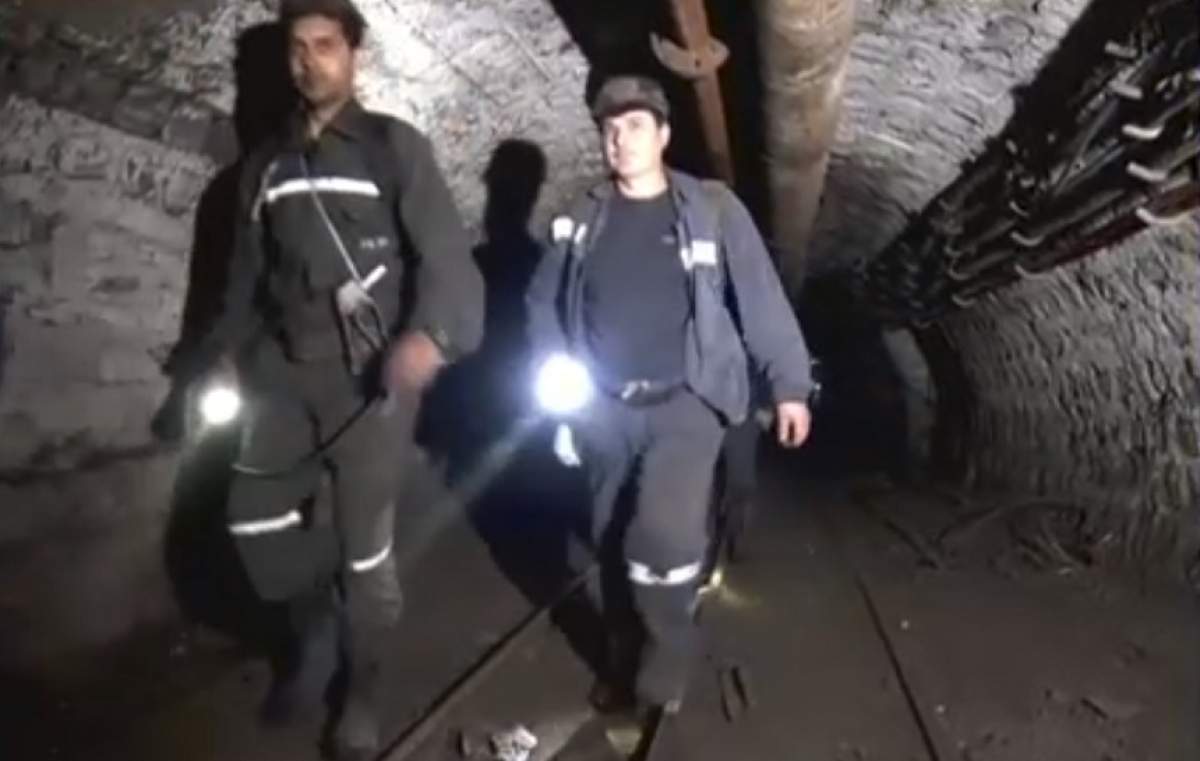 Unul dintre minerii prinşi în subteran la Lupeni a murit. Primul scos de sub dărâmături este conştient