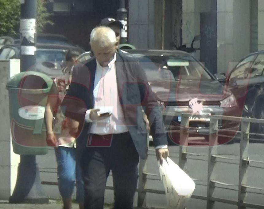 VIDEO PAPARAZZI / Tentaţia a fost prea mare! Sorin Oprescu, prins în fapt, imediat după ce a scos bani de la bancomat