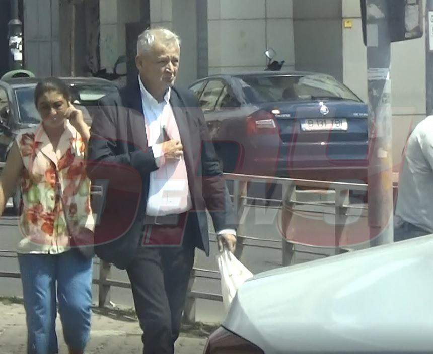 VIDEO PAPARAZZI / Tentaţia a fost prea mare! Sorin Oprescu, prins în fapt, imediat după ce a scos bani de la bancomat