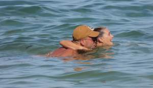 FOTO / Baschetbalist celebru, clipe fierbinți în valuri, alături de iubita tinerică