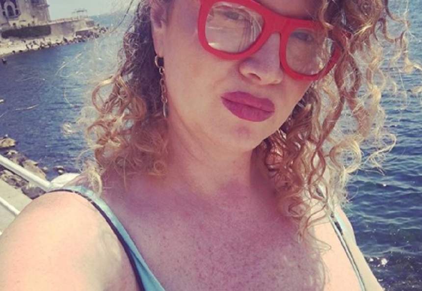 FOTO / A încercat să fie sexy, dar ce a urmat e  dizgraţios. Oana Lis, în mare, cu doza de bere în mână