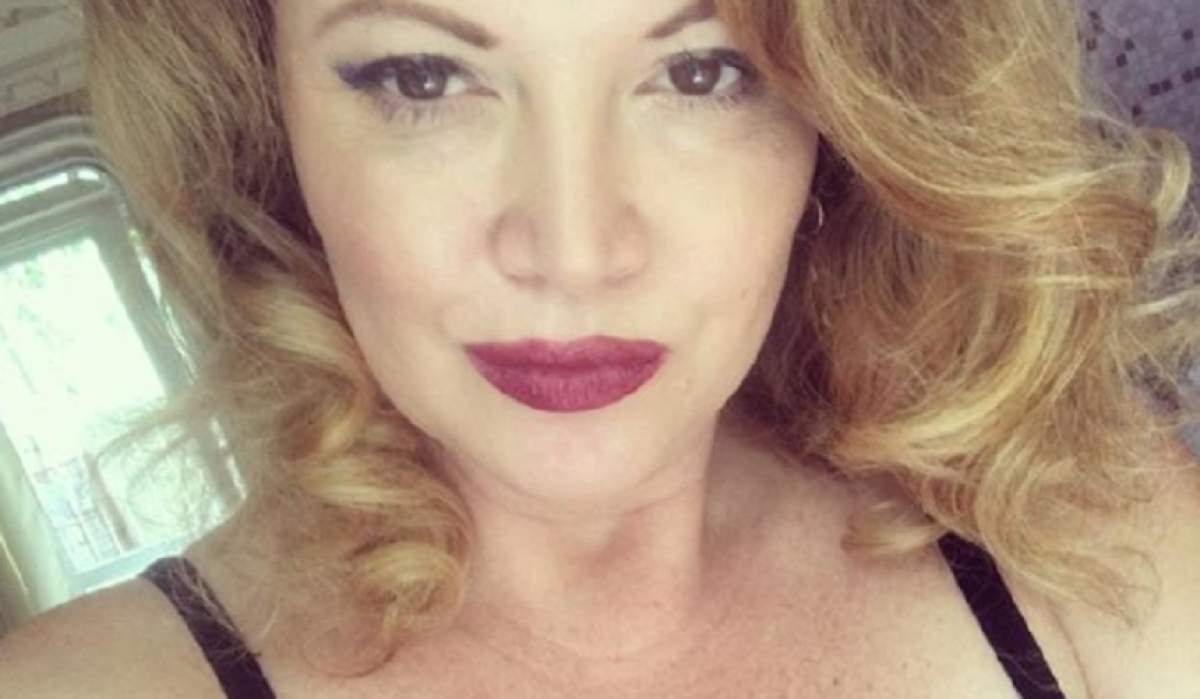 FOTO / A încercat să fie sexy, dar ce a urmat e  dizgraţios. Oana Lis, în mare, cu doza de bere în mână