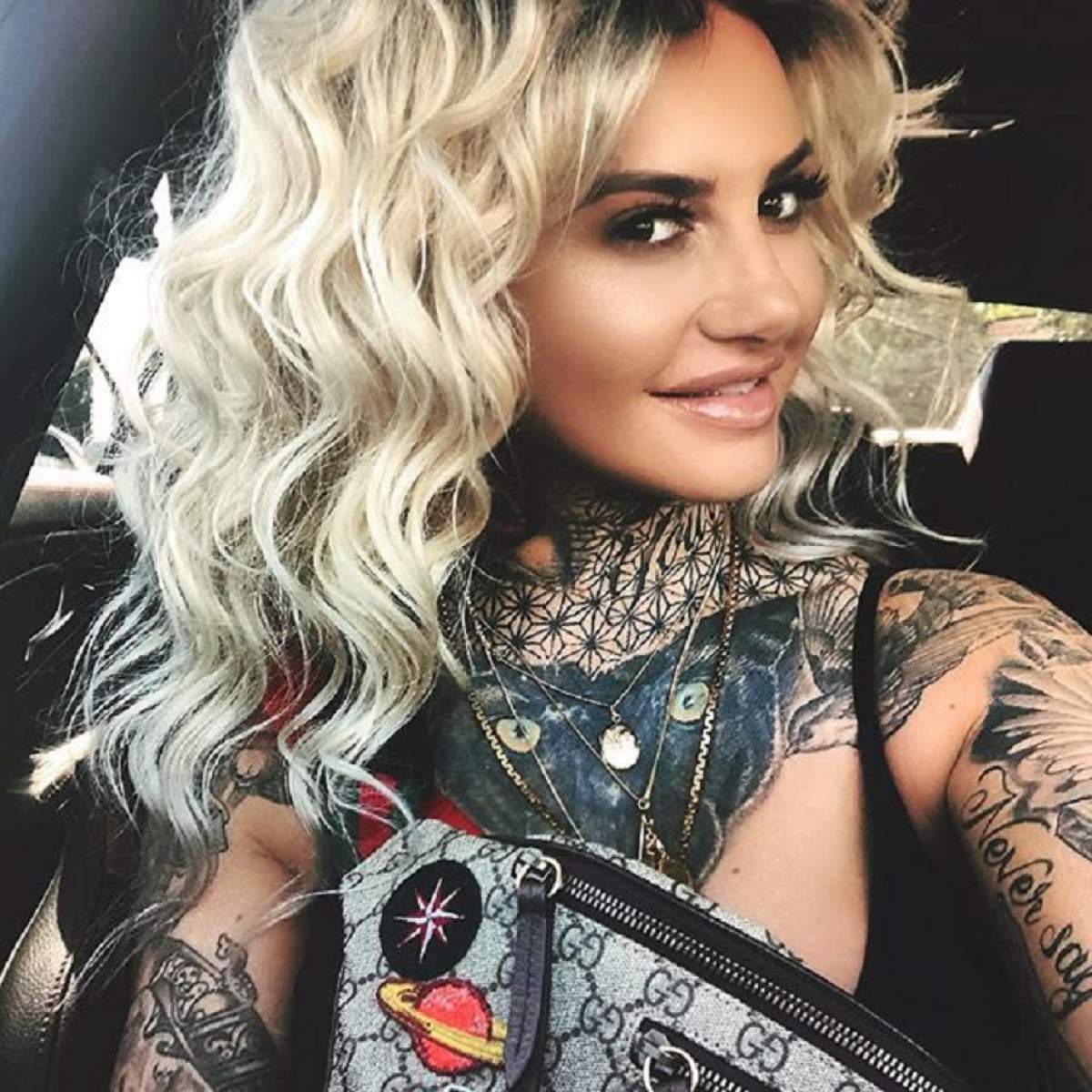 FOTO / Plină de tatuaje și cu hamuri erotice pe ea, Jemma Lucy a făcut furori pe internet, iar sânii nu au stat la locul lor nicio clipă