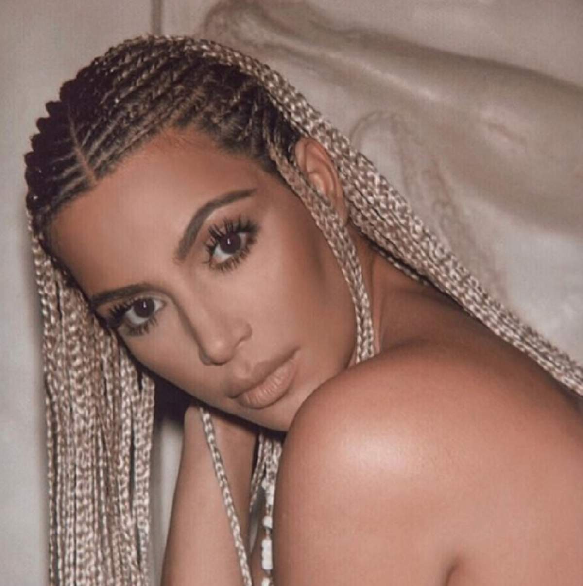 FOTO / Photoshop sau chirurgie estetică în exces? Kim Kardashian a stârnit vâlvă mare pe internet: „Își promovează fundul injectat?”