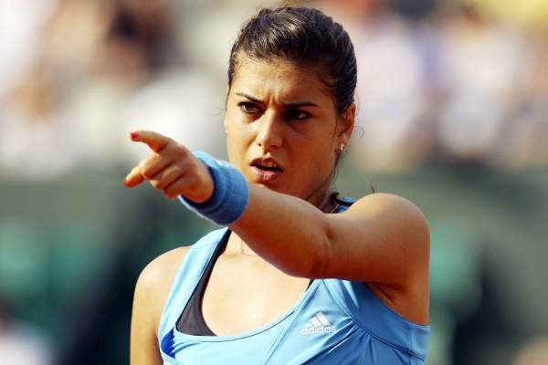 Sorana Cîrstea a reuşit prima mare surpriză de la Wimbledon! Românca a umilit-o pe una dintre semifinalistele de anul trecut! Alexandra Dulgheru s-a calificat şi ea în turul II!