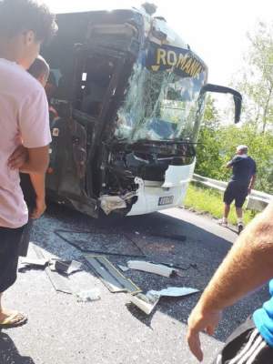 FOTO / Lotul național de handbal pe plajă, implicat într-un accident de proporții! Un TIR a izbit violent autocarul în care se aflau sportivii români