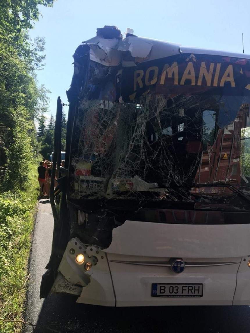 FOTO / Lotul național de handbal pe plajă, implicat într-un accident de proporții! Un TIR a izbit violent autocarul în care se aflau sportivii români