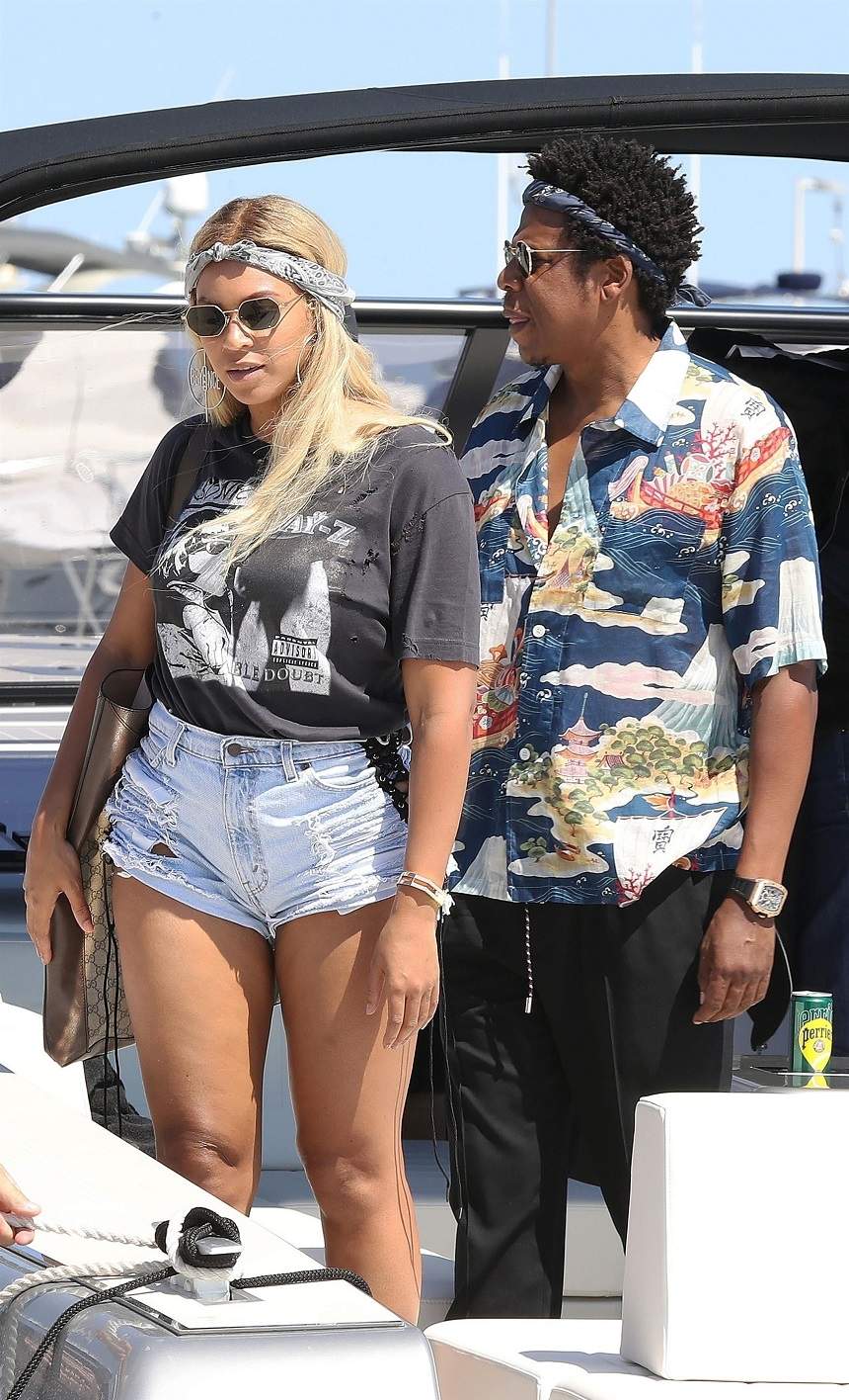 FOTO / Jay-Z și Beyonce, surprinși pe un iaht. Cântărețul a scos limba la fotografi când a văzut că e "filat"