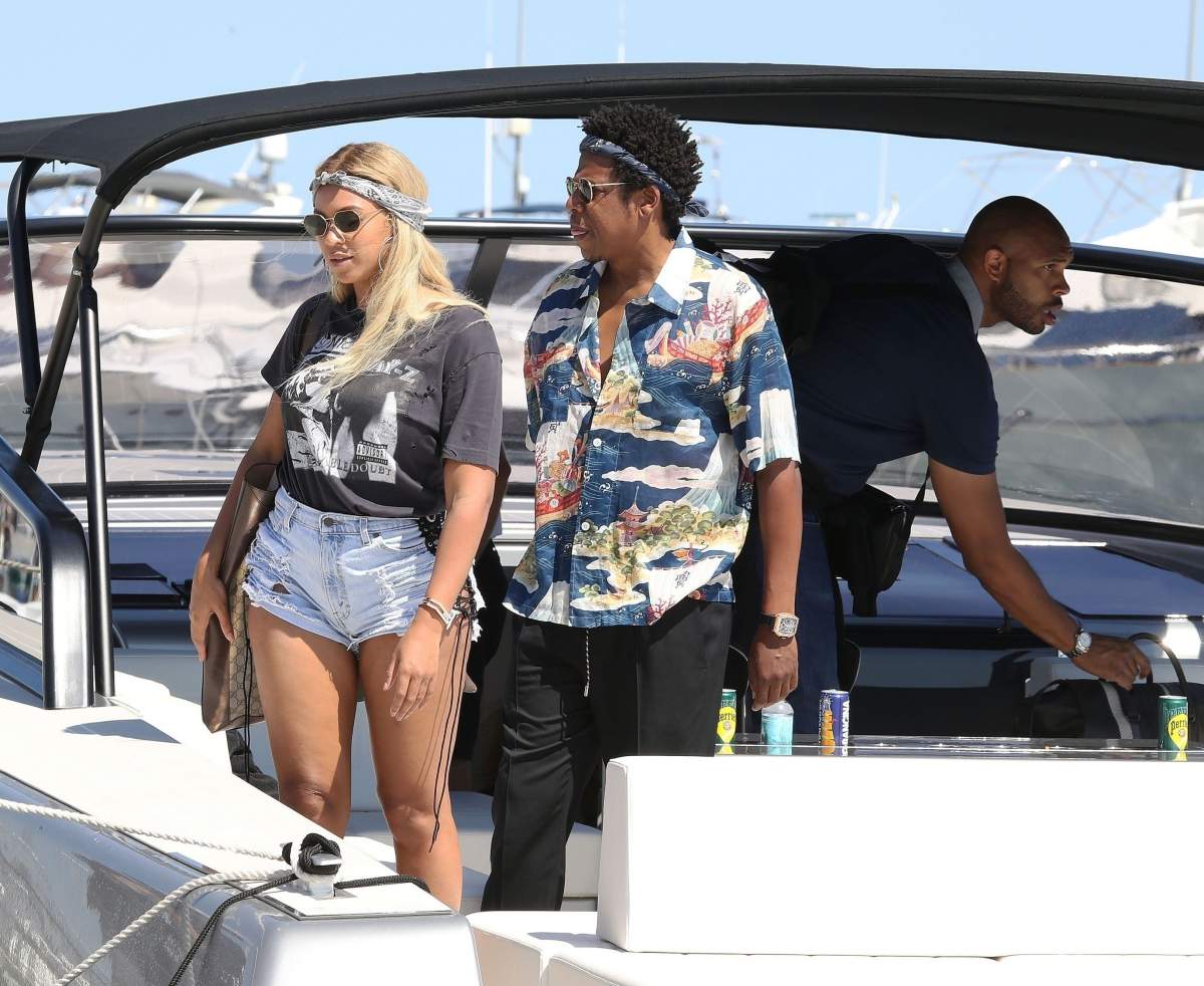 FOTO / Jay-Z și Beyonce, surprinși pe un iaht. Cântărețul a scos limba la fotografi când a văzut că e "filat"