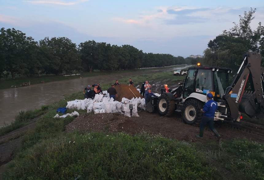 Alertă de inundaţii în mai multe zone din ţară! Autorităţile intervin