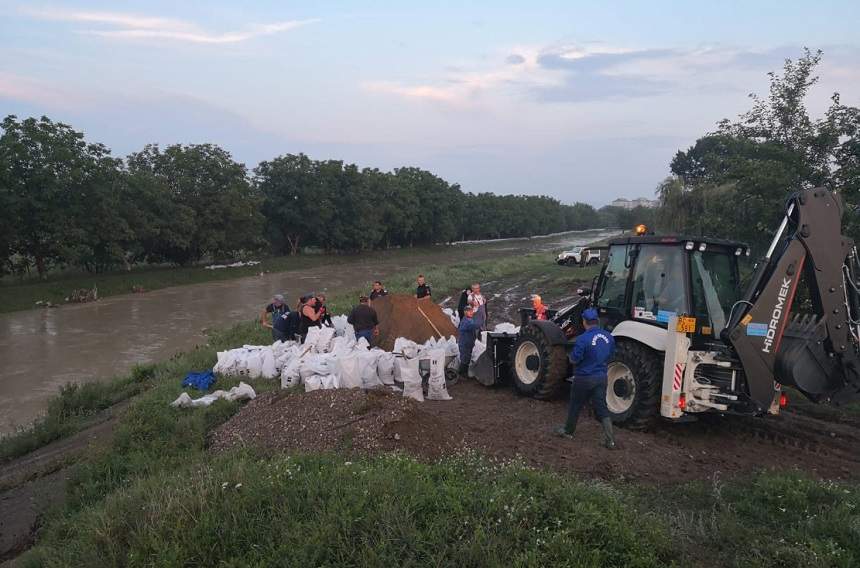 Alertă de inundaţii în mai multe zone din ţară! Autorităţile intervin