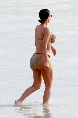 Sosia lui Kim Kardashian o detronează pe starletă! Bruneta are posteriorul natural și de două ori mai bombat
