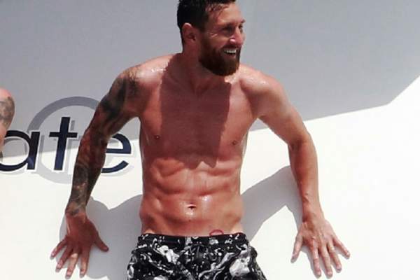 FOTO / Messi, așa cum nu l-ai mai văzut! Fotbalistul a stat la plajă cu soția, mândru de pătrățelele de pe abdomen