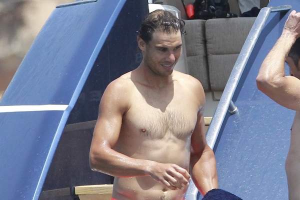 FOTO / La tenis e talentat, dar stai să vezi cum arată dezbrăcat! Rafael Nadal, pictorial incendiar în vacanță