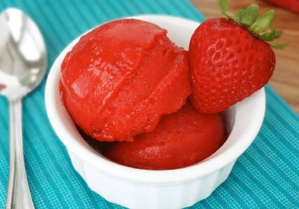 REȚETA ZILEI: Înghețată de căpșuni, cu un singur ingredient. Desertul răcoritor al verii!