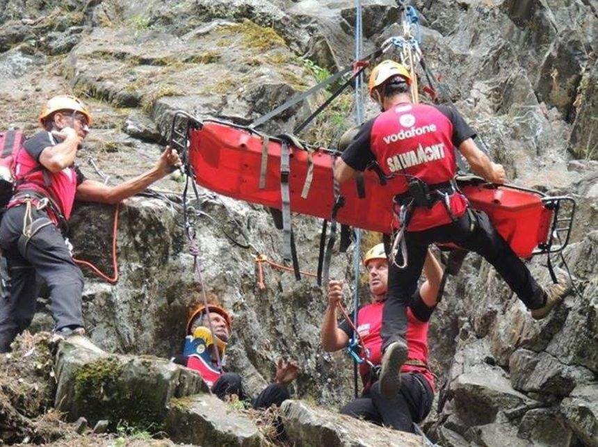Tragedie pe munte! Un bărbat a murit, iar un altul a fost rănit după ce au căzut într-o prăpastie, în Făgăraș