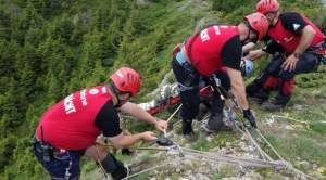 Tragedie pe munte! Un bărbat a murit, iar un altul a fost rănit după ce au căzut într-o prăpastie, în Făgăraș