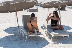 FOTO / Imagini incendiare. Două bombe sexy au încins termometrele pe o plajă din Florida