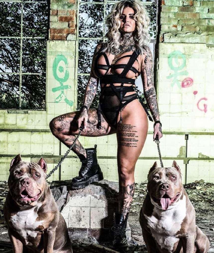 FOTO / Nimic nu-i prea mult pentru îndrăzneala ei! Jemma Lucy a ieșit într-un club de fițe aproape goală