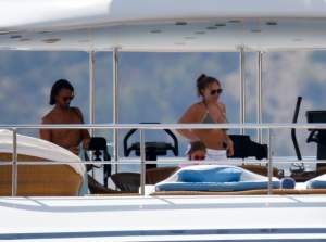 FOTO / Este una dintre cele mai bogate femei din lume, dar s-a afişat aşa la plajă. Silueta de model este doar o amintire
