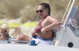FOTO / Este una dintre cele mai bogate femei din lume, dar s-a afişat aşa la plajă. Silueta de model este doar o amintire