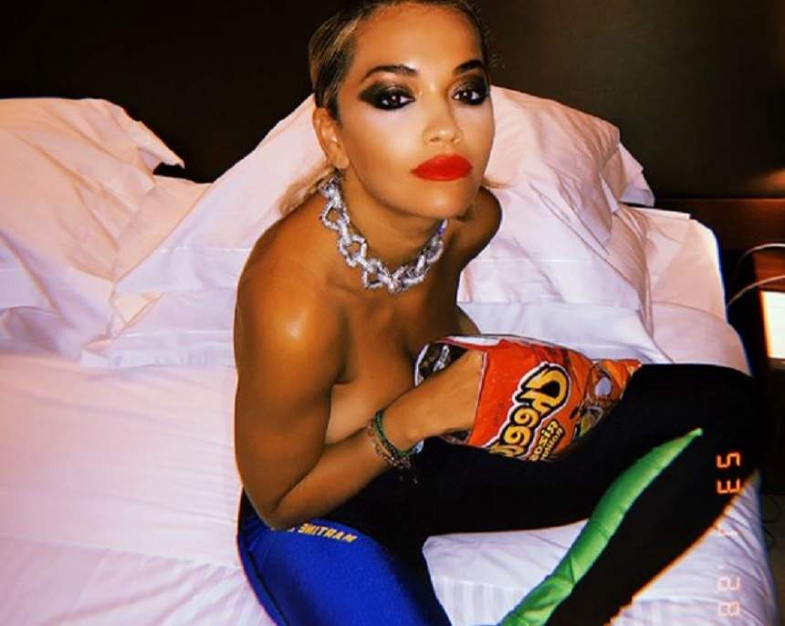 FOTO / Așa se mănâncă pufuleți, în cel mai provocator mod! Rita Ora a încins imaginația bărbaților