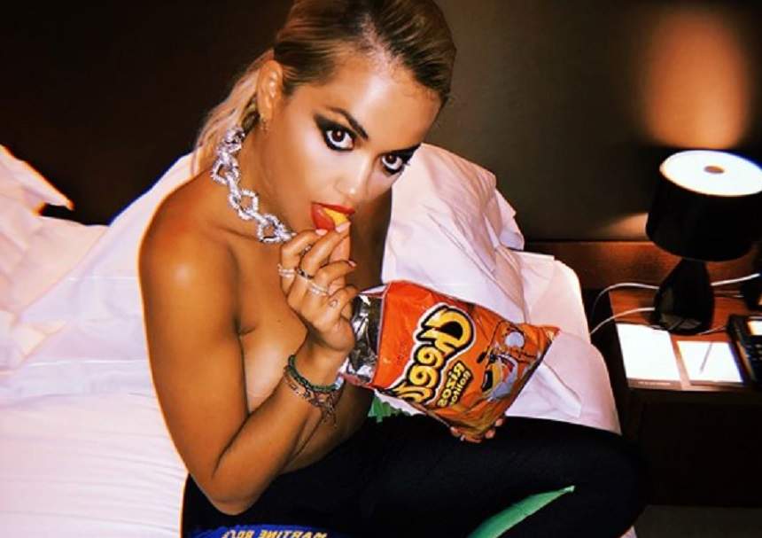 FOTO / Așa se mănâncă pufuleți, în cel mai provocator mod! Rita Ora a încins imaginația bărbaților