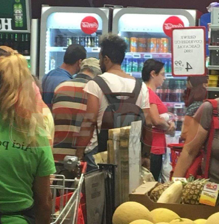 FOTO EXCLUSIV! Când nu e în club sau pe litoral, Kamara e băiat de casă! Cum a fost surprins într-un supermarket