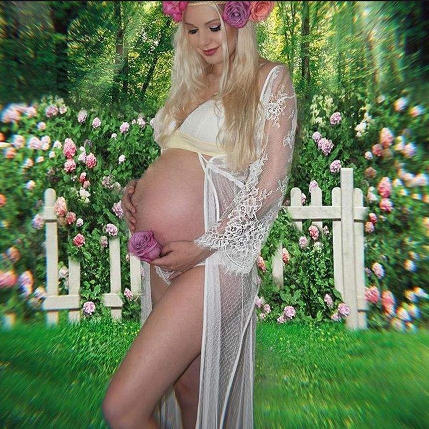 FOTO / Arată demenţial în a noua lună de sarcină. Artista face ravagii pe internet în costum de baie