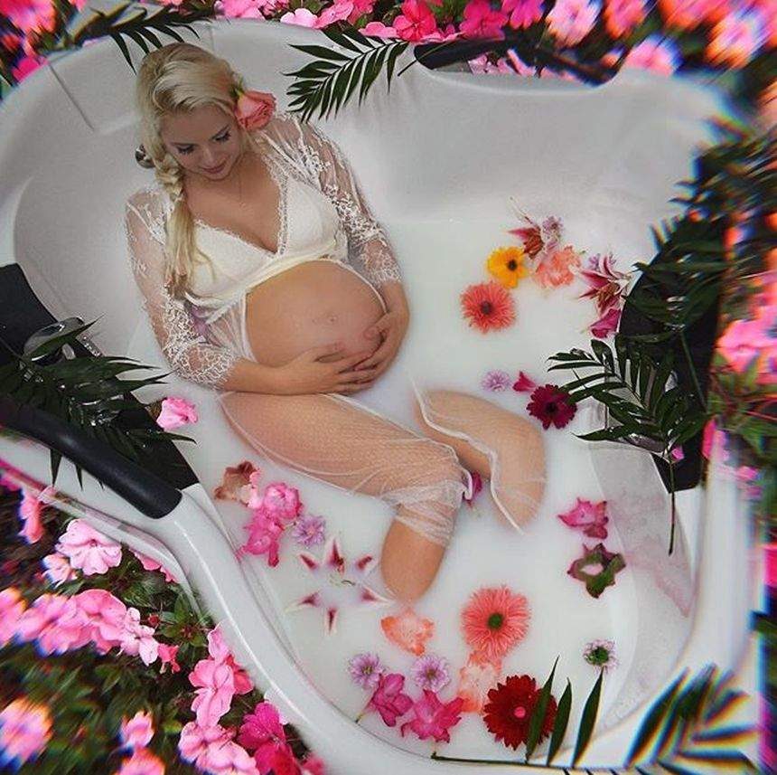FOTO / Arată demenţial în a noua lună de sarcină. Artista face ravagii pe internet în costum de baie