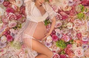 FOTO / Arată demenţial în a noua lună de sarcină. Artista face ravagii pe internet în costum de baie