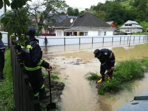 VIDEO / Prăpăd în ţară. O persoană a murit şi sute de gospodării au fost inundate, în urma ploilor