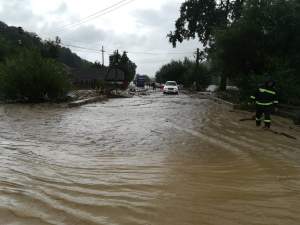 VIDEO / Prăpăd în ţară. O persoană a murit şi sute de gospodării au fost inundate, în urma ploilor