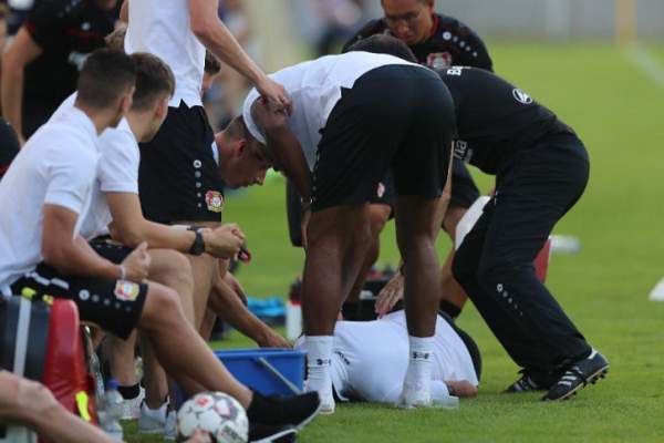 Panică în Germania! Un fotbalist s-a prăbuşit la marginea terenului! Medicii au intervenit de urgenţă