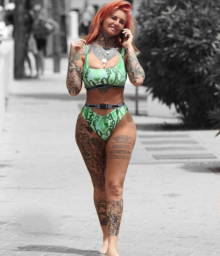 FOTO / Plină de tatuaje și operată de sus până jos! O divă internațională și-a etalat formele pe stradă aproape goală