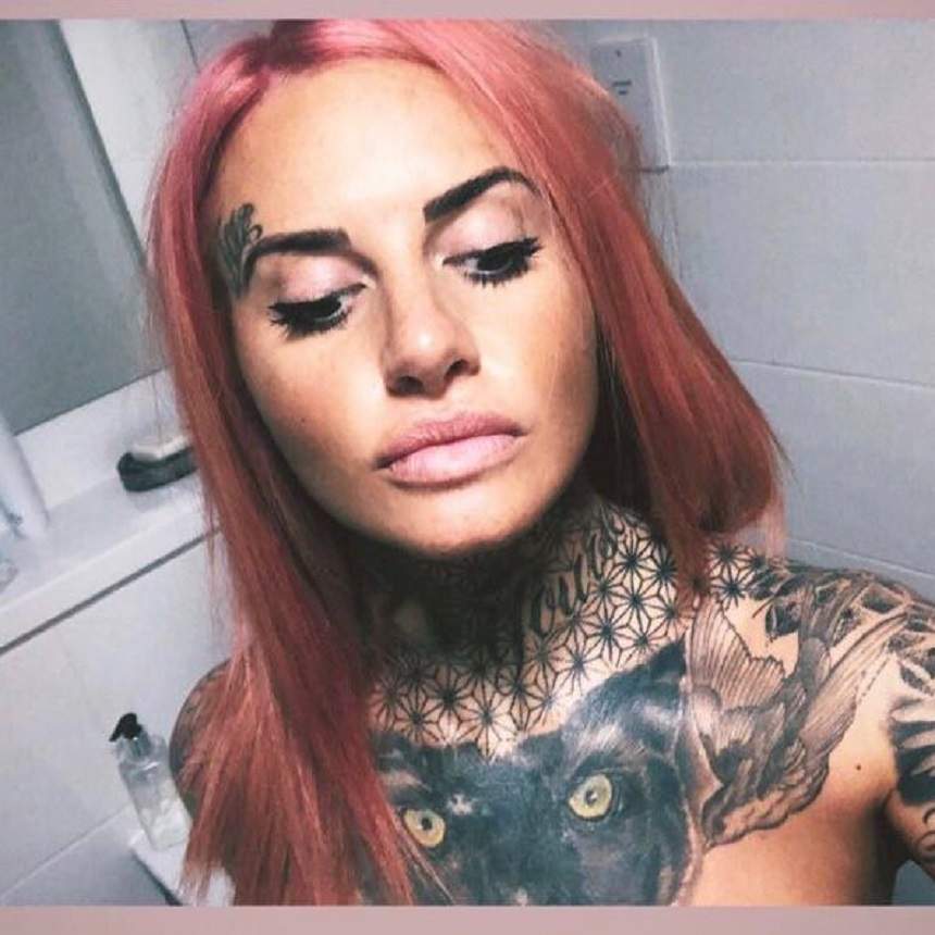 FOTO / Plină de tatuaje și operată de sus până jos! O divă internațională și-a etalat formele pe stradă aproape goală