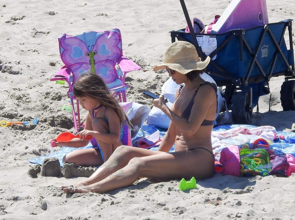 FOTO / Actriță celebră, apariție de toată jena, la plajă. Și-a arătat fundul lăsat și șunculițele de pe corp