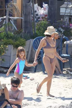 FOTO / Actriță celebră, apariție de toată jena, la plajă. Și-a arătat fundul lăsat și șunculițele de pe corp