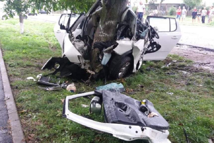 FOTO&VIDEO / Accident cumplit în Brăila. O tânără de 25 de ani a murit pe loc, după ce mașina a fost ruptă în două de un copac