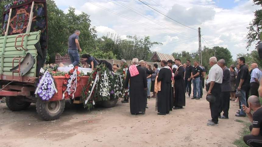 FOTO / Gestul sfâșietor făcut de tatăl băiețelului ucis în somn, la înmormântare. Incredibil ce a făcut mama, înainte să-și sugrume copilul