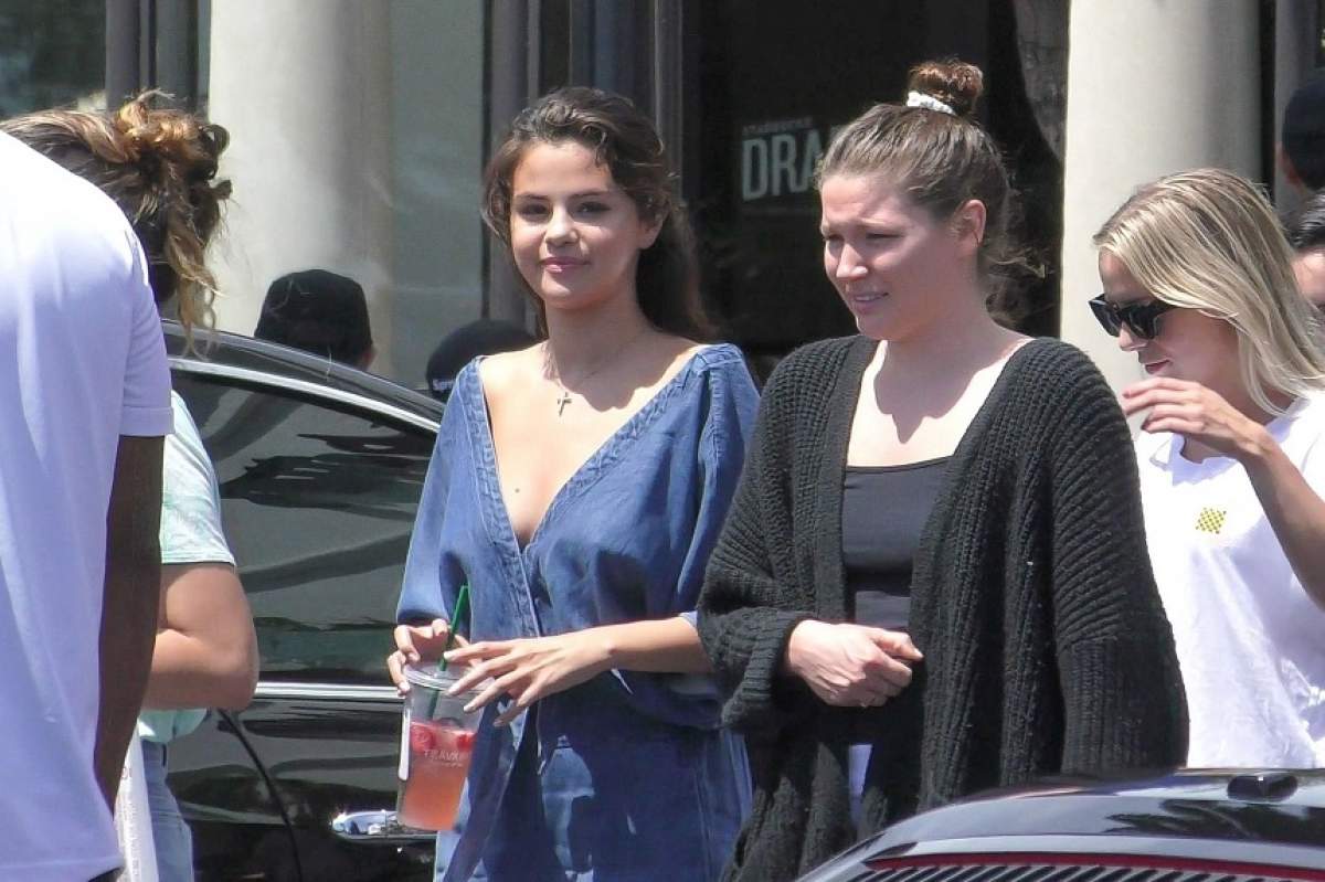 FOTO / Selena Gomez, apariție deplorabilă, pe stradă. Un sân aproape că i-a ieșit pe afară