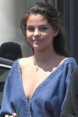 FOTO / Selena Gomez, apariție deplorabilă, pe stradă. Un sân aproape că i-a ieșit pe afară