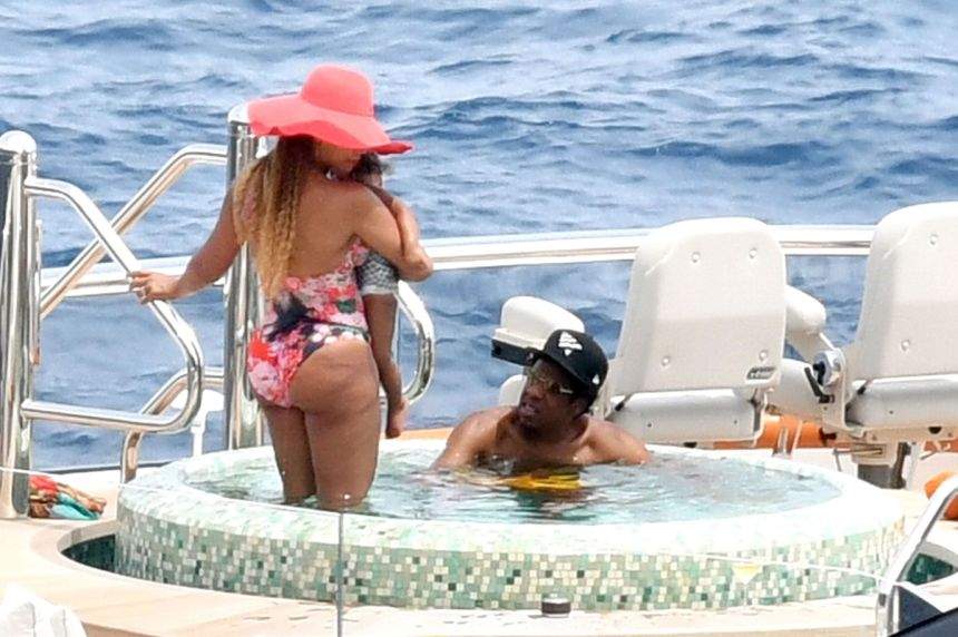 FOTO / Beyonce şi-a etalat vergeturile la plajă. Imagini cu vedeta şi Jay Z, în vacanţă