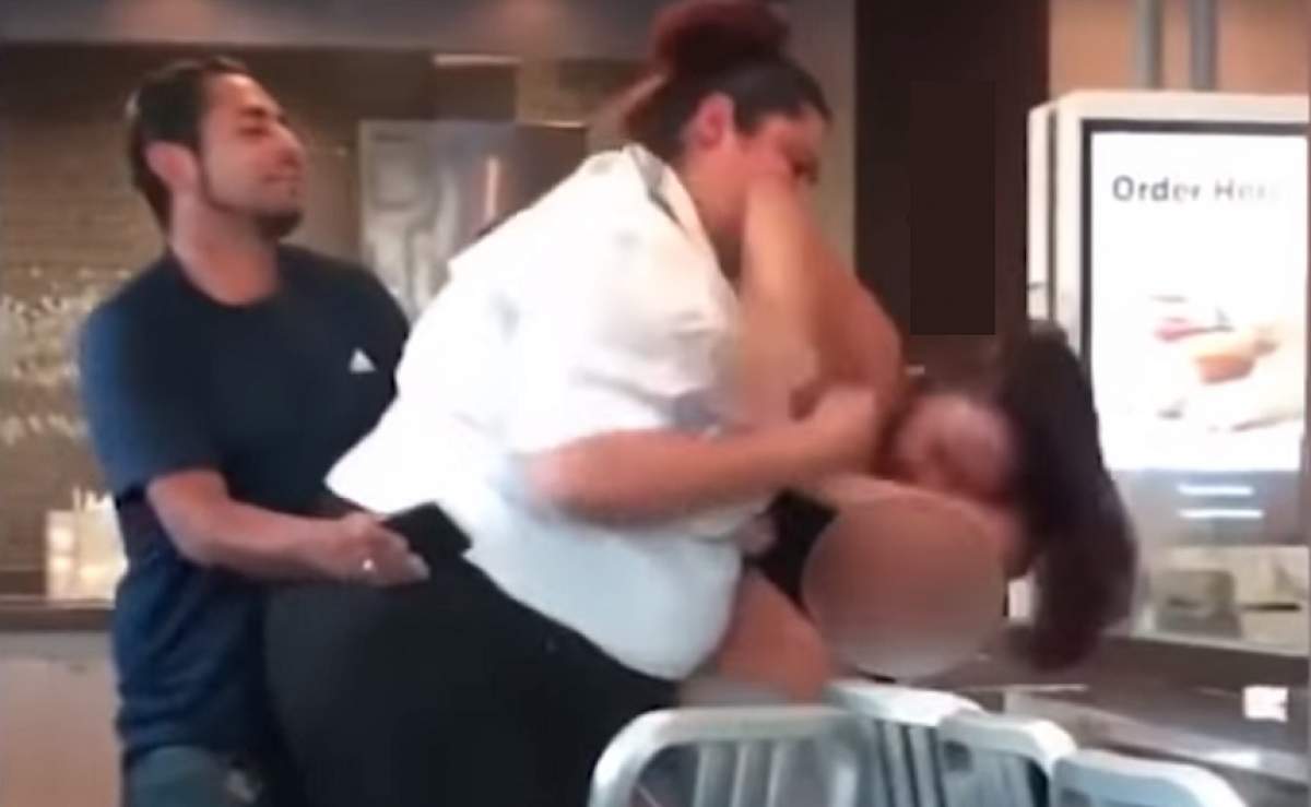 VIDEO / Imagini şocante! O clientă a fost snopită în bătaie de angajata unui fast food