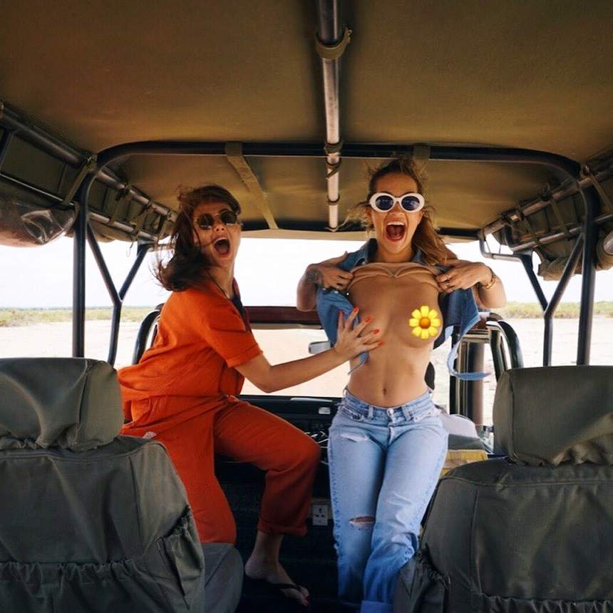 FOTO / Rita Ora şi-a ridicat tricoul în public şi şi-a arătat sânii: "Nu trebuia să vadă nimeni poza asta"