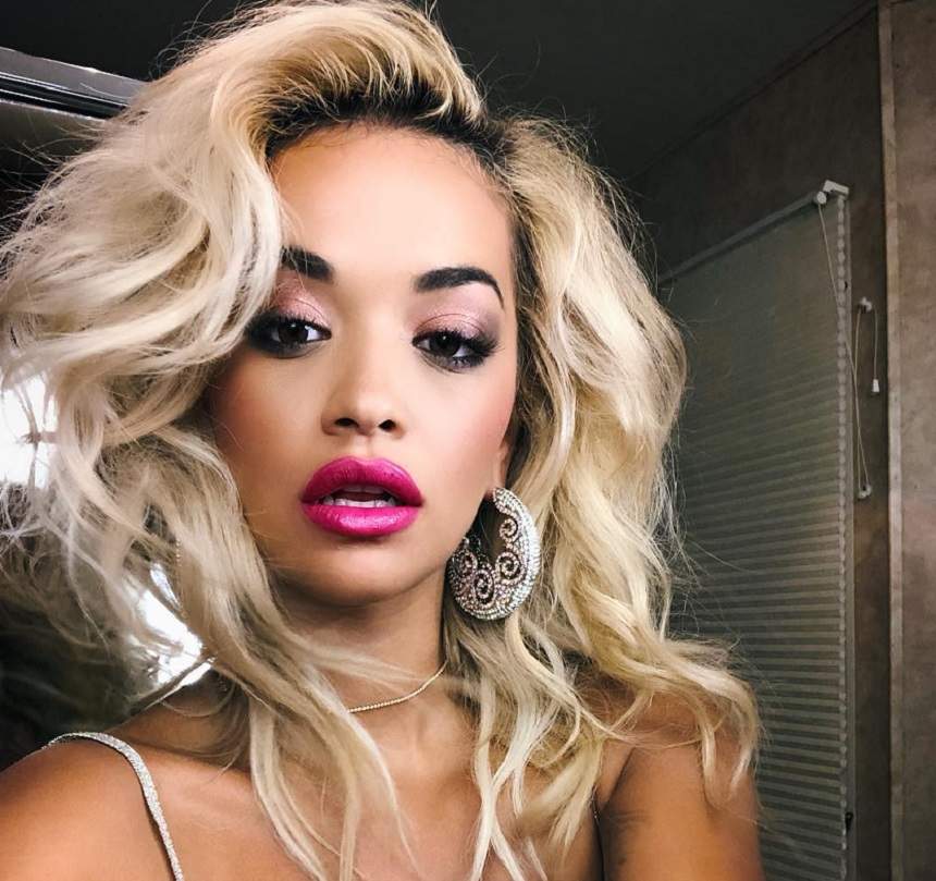 FOTO / Rita Ora şi-a ridicat tricoul în public şi şi-a arătat sânii: "Nu trebuia să vadă nimeni poza asta"