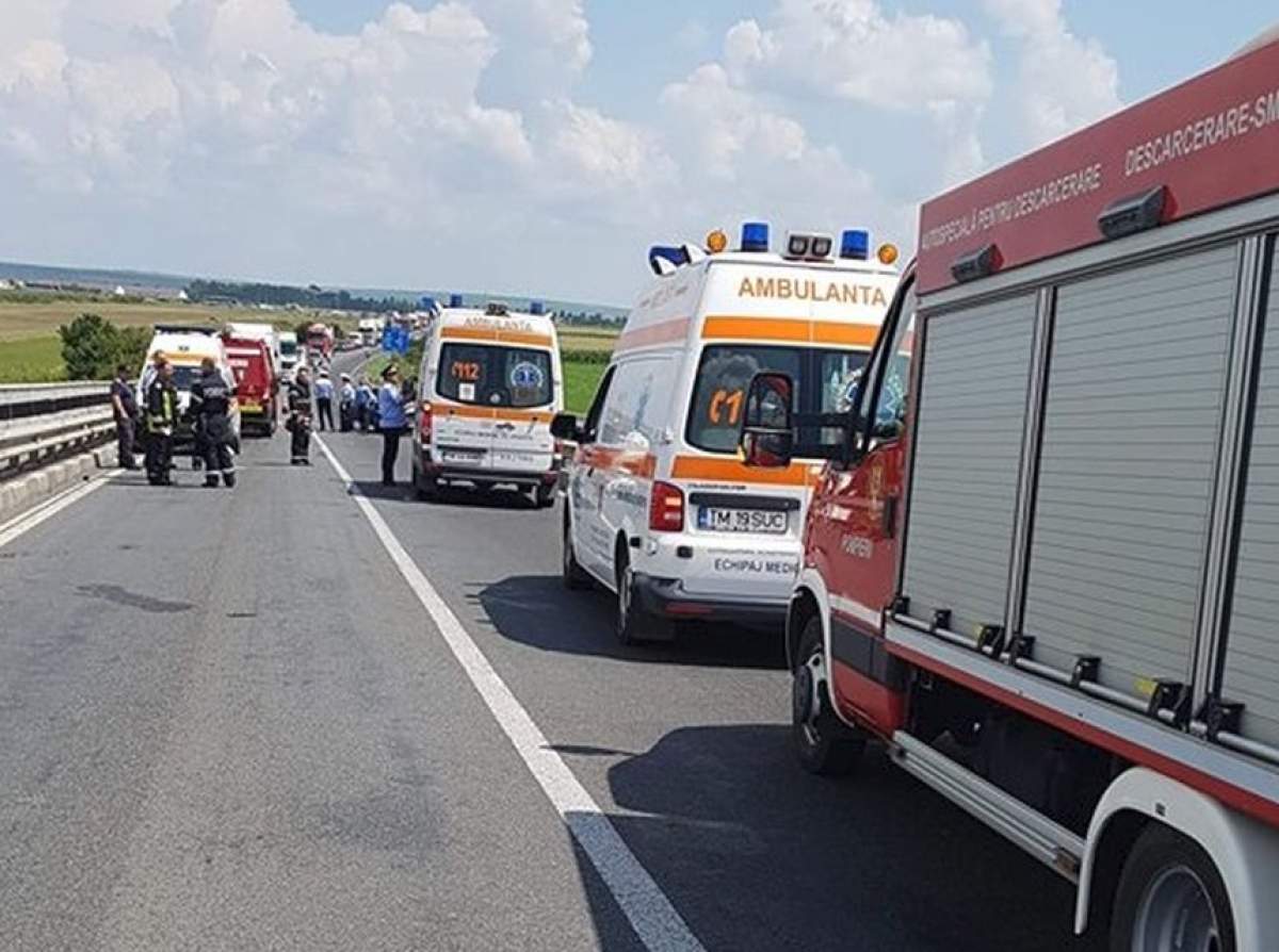 FOTO / Accident grav, în urmă cu scurt timp, în Timiş. O ambulanţă cu pacienţi a fost spulberată