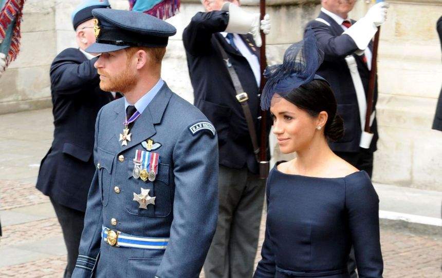 FOTO / Meghan Markle şi Prinţul Harry dau cu flit protocolului regal. Regina Elisabeta se va înfuria